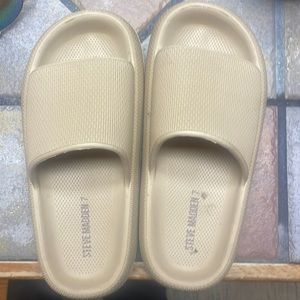 Steve Madden tan slides
